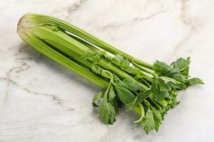 veganistisch keuken - selderij stengels met blad foto