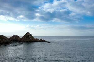 rotsen en zee Aan de middellandse Zee kust, costa moedig Catalana foto