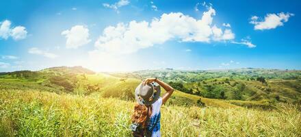 aziatische vrouw reizen ontspannen in de vakantie. staan natuurlijke touch berg veld zomer. in Thailand foto