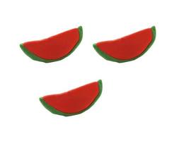 drie watermeloen van klei op witte achtergrond foto