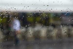 visie Aan straat van Parijs door nat venster van auto foto