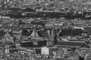 zwart en wit foto van daken van Parijs