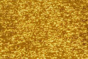 visie Aan gouden zonneschijn in water foto