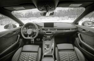 binnen moden auto achtergrond, luxe auto interieur elementen behang. zwart leer auto interieur foto