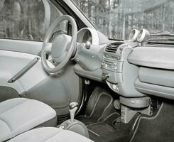 auto stuurinrichting wiel en interieur achtergrond, modern stad auto elementen dichtbij visie. auto binnen interieur foto