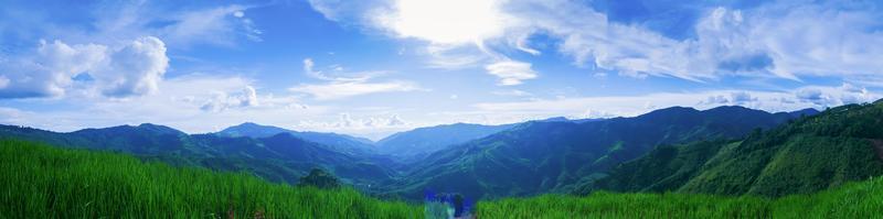 landschap natuurlijke prachtige bergen en blauwe lucht panorama foto
