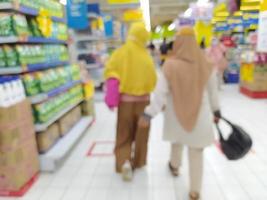 abstracte vervaging met bokeh in winkelcentrum, onscherpe supermarkt foto