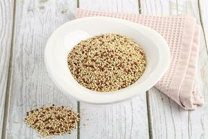 rauw droog quinoa ontbijtgranen graan foto