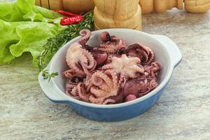 gemarineerde baby octopus zeevruchten in de kom foto