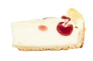 close-up van een plakje kersen cheesecake op een witte achtergrond foto
