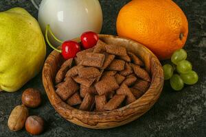 ontbijt met corn chokolate pads en melk foto