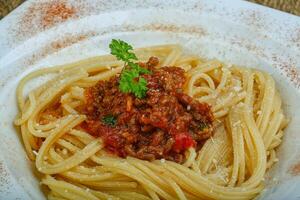 pasta bolognese Aan houten achtergrond foto