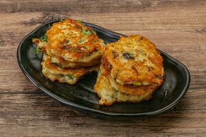 Courgettepannenkoekjes met kruiden en specerijen foto