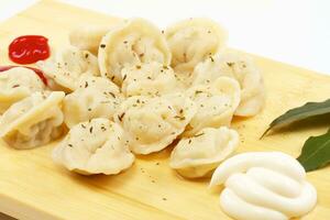 vlees knoedels - Russisch pelmeni - met laurier foto