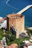 haven Alanya en rood steen toren foto