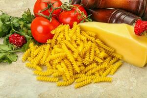 rauwe Italiaanse pasta fusilli om te koken foto