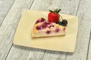 cheesecake met kers geserveerd aardbei foto