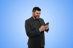 gelukkig zakenman Holding smartphone onder Doorzichtig blauw lucht foto