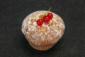 zoete smakelijke muffin met rode aalbessen foto