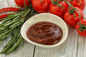 tomaten barbecuesaus op de kom foto