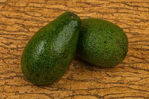 twee rijpe avocado's foto