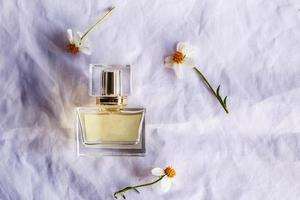 gouden parfum en parfumflesjes op witte achtergrond foto