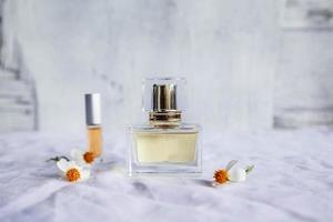 gouden parfum en parfumflesjes op witte achtergrond foto