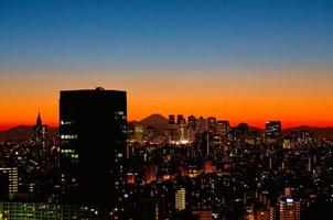 silhouetten van tokyo, shinjuku subcentrum en mt. fuji foto