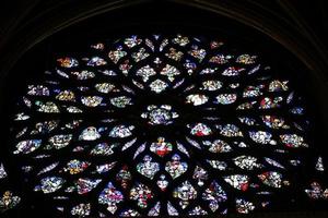 glas in lood in de kerk van saint kapelle parijs frankrijk foto