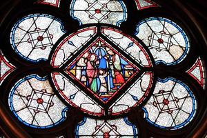 glas in lood in de kerk van saint kapelle parijs frankrijk foto