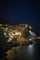 nacht uitzicht op manarola, cinque terre, italië foto