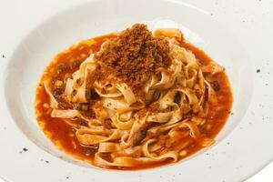 pasta met tomatensaus basilicum en geraspte parmezaan foto