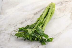 veganistisch keuken - selderij stengels met blad foto