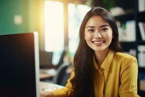 portret van jong vrouw werken Aan laptop computer in modern kantoor, zelfverzekerd werknemer glimlachen gelukkig terwijl werken met collega's. ai generatief foto