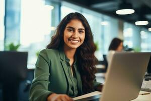 portret van jong vrouw werken Aan laptop computer in modern kantoor, zelfverzekerd werknemer glimlachen gelukkig terwijl werken met collega's. ai generatief foto