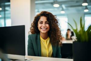 portret van jong vrouw werken Aan laptop computer in modern kantoor, zelfverzekerd werknemer glimlachen gelukkig terwijl werken met collega's. ai generatief foto