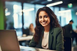 portret van jong vrouw werken Aan laptop computer in modern kantoor, zelfverzekerd werknemer glimlachen gelukkig terwijl werken met collega's. ai generatief foto