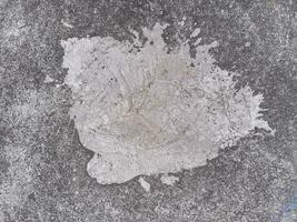 grungy muur van grijs beton structuur met gebarsten oppervlakte van zand en cement materialen. foto