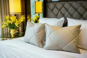 hoofdkussen decor in een hotel slaapkamer creëert een knus, uitnodigend atmosfeer ai gegenereerd foto