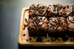 heerlijk chocola spaander bekroond donker chocola brownies voor ultieme tevredenheid ai gegenereerd foto