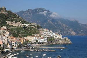 uitzicht op de prachtige kust van amalfi in italië foto