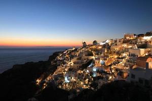 prachtige zonsondergang bij oia op het eiland santorini, griekenland foto