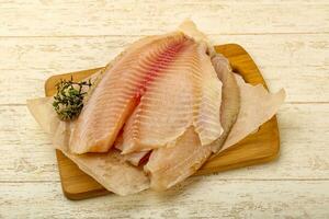 tilapia filet over- houten achtergrond foto