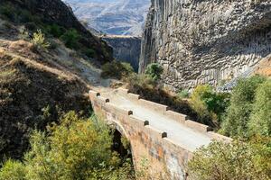 brug over- goochelaar rivier- in garni kloof in Armenië foto