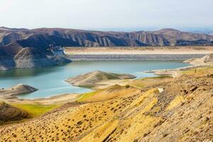 visie van dam en reservoir in bergen van Armenië foto