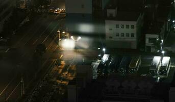 fabriek en verkeer in de nacht foto