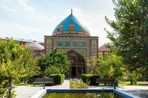 blauw moskee gebouw in groen binnenplaats in Jerevan foto