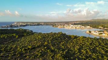 antenne dar visie van de middellandse Zee kust Bij zonsopkomst in porto kolom, Mallorca, Balearen eilanden foto