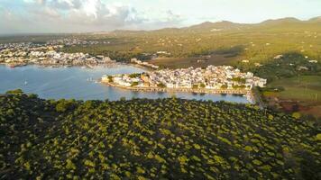 dar antenne visie van de middellandse Zee zee Bij zonsopkomst van klein visvangst haven en jachthaven, in portocolom, mallorca, balearen eilanden foto