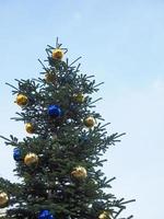 kerstboom met kerstballen foto